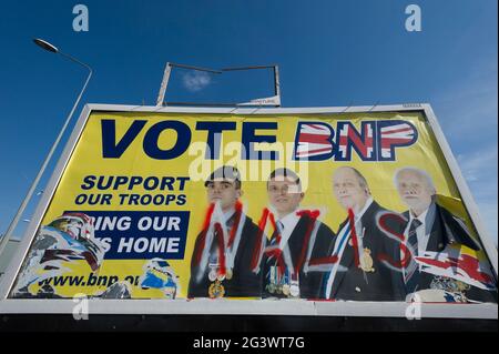 Ein defaced BNP-Wahlplakat neben A13, Barking und Dagenham, London, Großbritannien. 21 April 2010 Stockfoto