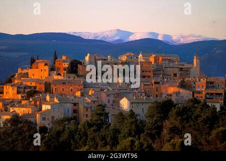 FRANKREICH. VAUCLUSE (84) REGION LUBERON. ROUSSILLON DORF MIT DEM MONT-VENTOUX IM HINTERGRUND Stockfoto