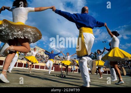 FRANKREICH. PYRENEES-ORIENTALES (66) NIEDERES VALLESPIR. DORF CERET. DAS FESTIVAL DES SARDANA-TANZES IN DER ARENA Stockfoto