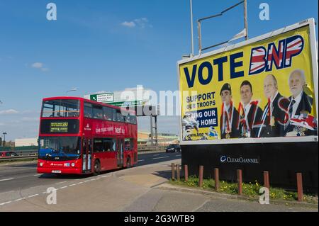 Ein defaced BNP-Wahlplakat neben A13, Barking und Dagenham, London, Großbritannien. 21 April 2010 Stockfoto