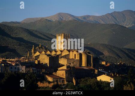 FRANKREICH. PYRENEES-ORIENTALES (66) LE CONFLENT. DIE KIRCHE DER ILE-SUR-TET. DER CANIGOU BERG IM HINTERGRUND Stockfoto