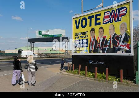 Ein defaced BNP-Wahlplakat neben A13, Barking und Dagenham, London, Großbritannien. 21 April 2010 Stockfoto