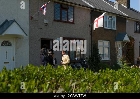 Das Mitglied der Londoner BNP-Versammlung von Richard Barnbrook und Vorsitzender der Opposition gegen den Rat von Barking und Dagenham Borough, wurde während des Wahlkampfs 2010 von der Presse in seinem Haus interviewt.Barking und Dagenham, London, Großbritannien. 21 April 2010 Stockfoto