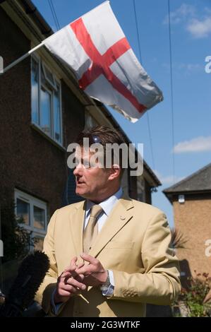 Das Mitglied der Londoner BNP-Versammlung von Richard Barnbrook und Vorsitzender der Opposition gegen den Rat von Barking und Dagenham Borough, wurde während des Wahlkampfs 2010 von der Presse in seinem Haus interviewt.Barking und Dagenham, London, Großbritannien. 21 April 2010 Stockfoto