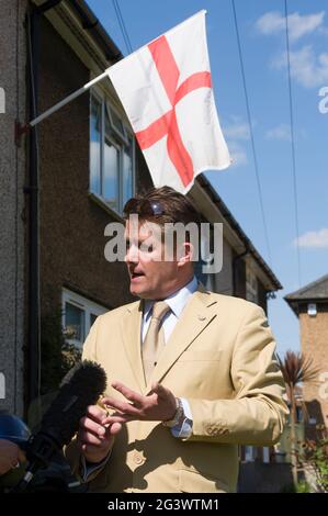 Das Mitglied der Londoner BNP-Versammlung von Richard Barnbrook und Vorsitzender der Opposition gegen den Rat von Barking und Dagenham Borough, wurde während des Wahlkampfs 2010 von der Presse in seinem Haus interviewt.Barking und Dagenham, London, Großbritannien. 21 April 2010 Stockfoto