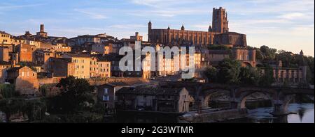 FRANKREICH. TARN (81) DIE ALTSTADT UND ST. KATHEDRALE VON CECILIA AM UFER DES TARN Stockfoto