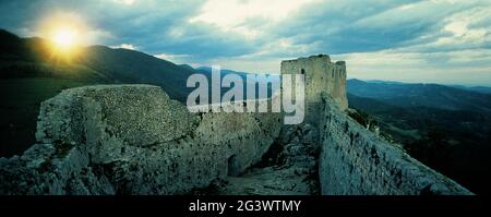 FRANKREICH. ARIEGE (09) FESTUNG CATHARÉ VON MONTSEGUR. DER INNENHOF DES SCHLOSSES UND SEINE MAUERN Stockfoto