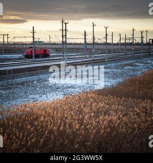 Rote Lokomotive im Winter auf einer Strecke mit Dieselkraftstoff Stockfoto