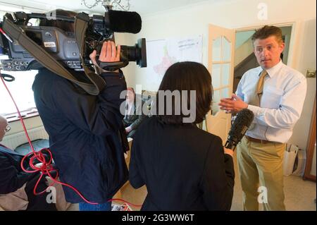 Das Mitglied der Londoner BNP-Versammlung von Richard Barnbrook und Vorsitzender der Opposition gegen den Rat von Barking und Dagenham Borough, wurde während des Wahlkampfs 2010 von der Presse in seinem Haus interviewt.Barking und Dagenham, London, Großbritannien. 21 April 2010 Stockfoto