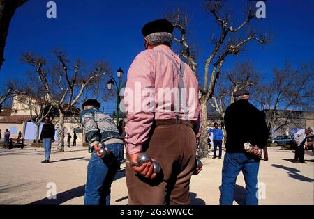 FRANKREICH. BOUCHES-DU-RHONE (13) ALPILLES. FONTVIEILLE VILLAGE. PETANQUE-SPIELER Stockfoto