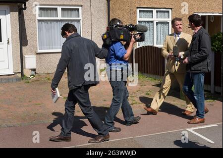 Das Mitglied der Londoner BNP-Versammlung von Richard Barnbrook und Vorsitzender der Opposition gegen den Rat von Barking und Dagenham Borough, wurde während des Wahlkampfs 2010 von der Presse in seinem Haus interviewt.Barking und Dagenham, London, Großbritannien. 21 April 2010 Stockfoto