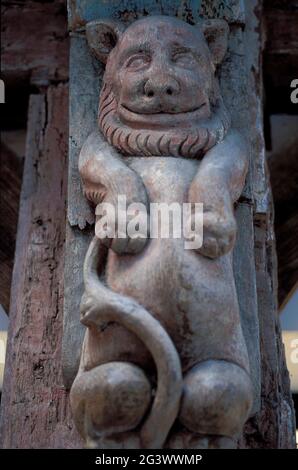 FRANKREICH. MORBIHAN (56) BRETAGNE. IN DER STADT VANNES, SKULPTUR AN DER FASSADE EINES ALTEN HAUSES Stockfoto