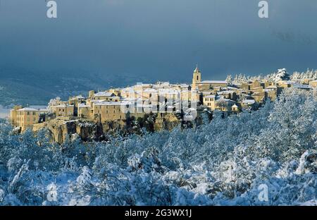 FRANKREICH. VAUCLUSE (84) SAULT COUNTRY. VILLAGE DE SAULT IM WINTER Stockfoto