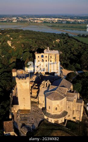 FRANKREICH. BOUCHES-DU-RHONE (13) BEI ARLES. LUFTAUFNAHME DER BENEDIKTINERABTEI VON MONTMAJOUR, DIE ALS HISTORISCHES MONUMENT GELISTET IST. ZWEI MONASTISCHE SETS VON GOTH Stockfoto