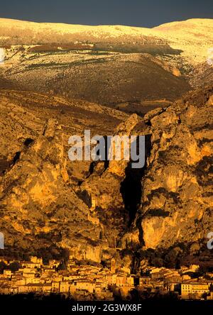 FRANKREICH. ALPES-DE-HAUTE-PROVENCE (04) NATURPARK VERDON. DAS DORF MOUSTIERS-SAINTE-MARIE GILT ALS EINES DER AM MEISTEN BEAUTIFUL DÖRFER FRANKREICHS Stockfoto