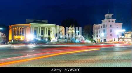 Nachtansicht des zentralen Platzes von Kutaisi mit Colchis-Brunnen Stockfoto