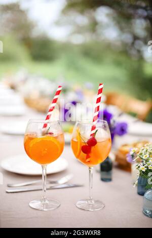 Orangencocktails auf dem Tisch während der Party Stockfoto