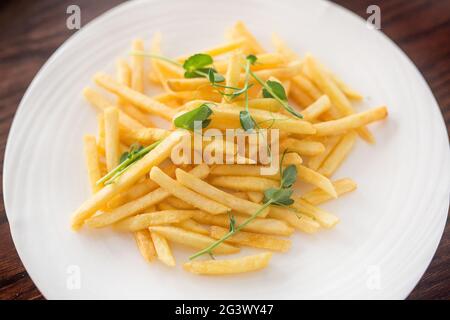 Italienische Pasta mit Speck und Tomaten mit Gewürzen und Kräutern. Gekochte Spaghetti mit Sauce. Stockfoto