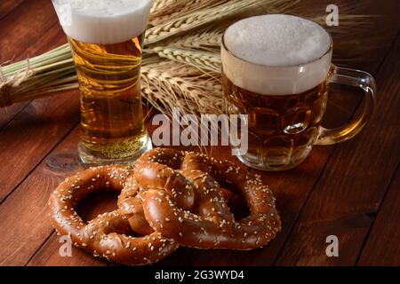 Bayrisch frisch gebackene hausgemachte weiche Brezel mit Bier. Rustikaler Stil. Oktoberfest Stockfoto