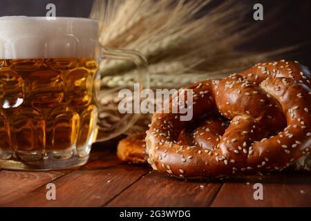 Bayrisch frisch gebackene hausgemachte weiche Brezel mit Bier. Rustikaler Stil. Oktoberfest Stockfoto