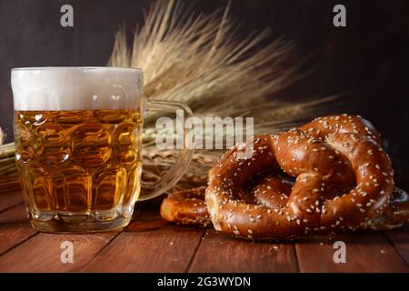 Bayrisch frisch gebackene hausgemachte weiche Brezel mit Bier. Rustikaler Stil. Oktoberfest Stockfoto