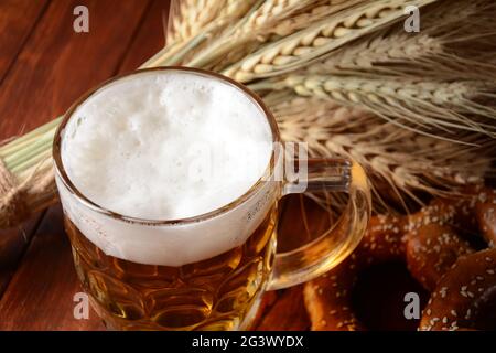 Bayrisch frisch gebackene hausgemachte weiche Brezel mit Bier. Rustikaler Stil. Oktoberfest Stockfoto