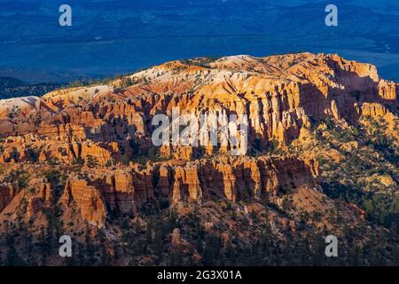 Am späten Nachmittag geht die Sonne über die spektakulären Felsformationen des Bryce Canyon National Park, Garfield County, Utah, USA. Stockfoto