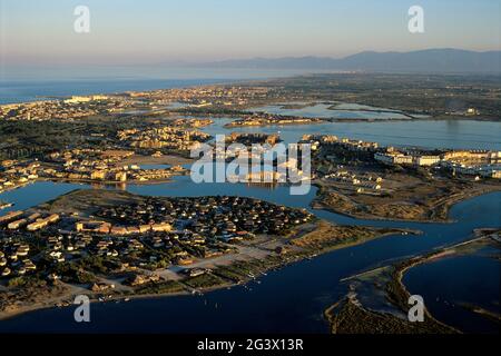FRANKREICH PYRENEES ORIENTALES (66). DAS ROUSSILLON . LUFTAUFNAHME. FERIENORTE AM TEICH VON LEUCATE Stockfoto