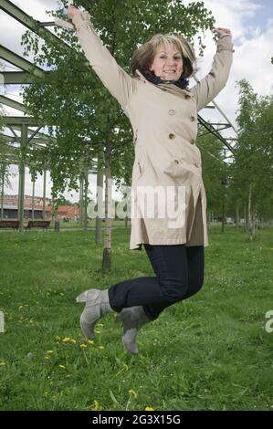 Die Frau springt hoch Stockfoto