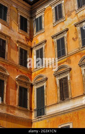 Fenster der üblichen alten Wohngebäude in Rom, Italien Stockfoto