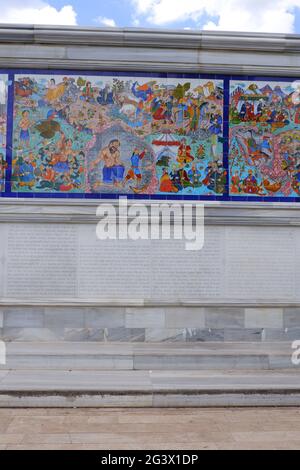 Marmorwand – Bildergeschichten der türkischen Mythologie im Dede Korkut Park Eskisehir-Türkei Stockfoto