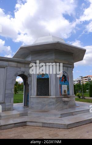 Marmorwand – Bildergeschichten der türkischen Mythologie im Dede Korkut Park Eskisehir-Türkei Stockfoto