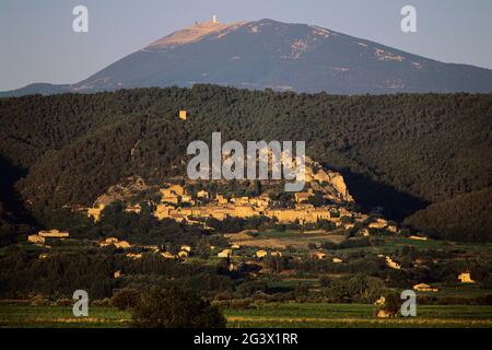 FRANKREICH. VAUCLUSE (84) BERG VENTOUX, KLASSIFIZIERT DURCH DAS UNESCO-BIOSPHÄRENRESERVAT, VON DER THA-GEGEND VON SEGURET AUS GESEHEN, BLICK AUF DAS DORF SEGURET IN DER Stockfoto