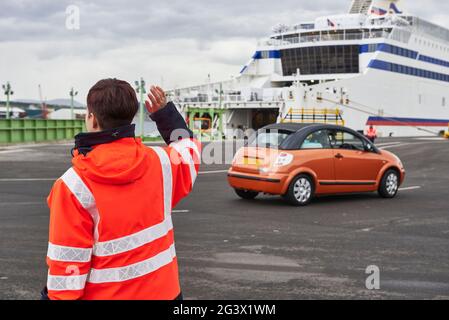 Mitarbeiter, die die Ausschiffung von Fahrzeugen in der Fähre im Hafen von Bilbao, Biskaya, Bizkaia, Baskenland, Euskadi, Euskal Herria, Spanien, Eu Stockfoto