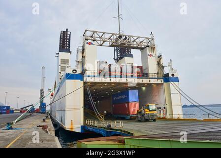 Verladung von Containern für die Akses Rampe zur Fähre im Hafen von Bilbao, Biscay, Bizkaia, Baskenland, Euskadi, Euskal Herria, Spanien, Europa Stockfoto