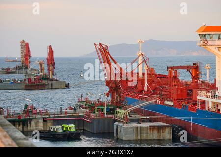 Blick auf den Terminal Raffinerie im Hafen von Bilbao, Biskaya, Baskenland, Euskadi, Spanien, Europa Stockfoto