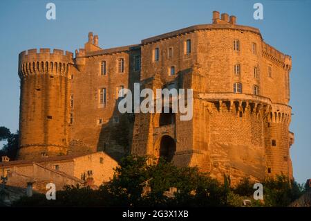 FRANKREICH. PROVENZALISCHE DROME (26) SUZE LA ROUSSE, DIE BURG TRIFFT DEN DOPPELTEN CHARAKTER DER FEUDALEN FESTUNG UND DER ELEGANTEN VILLA DER RENAISSANCE. ER Stockfoto