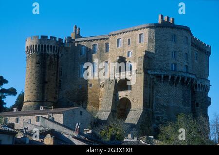 FRANKREICH. PROVENZALISCHE DROME (26) SUZE LA ROUSSE, DIE BURG TRIFFT DEN DOPPELTEN CHARAKTER DER FEUDALEN FESTUNG UND DER ELEGANTEN VILLA DER RENAISSANCE. H Stockfoto