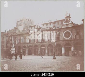 Piazza del Mercato in Brescia mit dem Uhrenturm auf der rechten Seite (Torre Dell'Orologio). Teil eines französischen Amateurfotografen-Fotoalbums mit Sehenswürdigkeiten in Frankreich, der Schweiz und Italien. Stockfoto