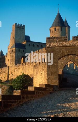 FRANKREICH. AUDE (11) CARCASSONNE. DIE MITTELALTERLICHE STADT IN. DAS AUDE-TOR, DER JUSTIZTURM UND DAS SCHLOSS DER GRAFEN Stockfoto