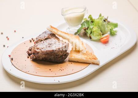 Torten mit Hühnerleber, Kartoffeln, Fleisch, Kohl. Pilzkuchen. Gekochte Muscheln mit Gewürzen. Concept – serviert in einem Café. Stockfoto