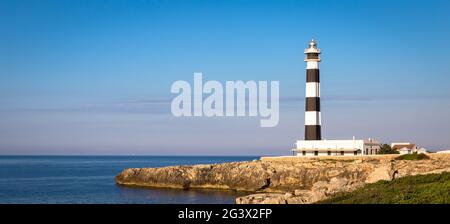 Landschaftlich schöner Leuchtturm von Artrutx bei Sonnenuntergang in Menorca, Spanien Stockfoto