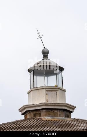 Nahaufnahme Detail der Laterne eines Leuchtturms. Kap Tourinan Stockfoto