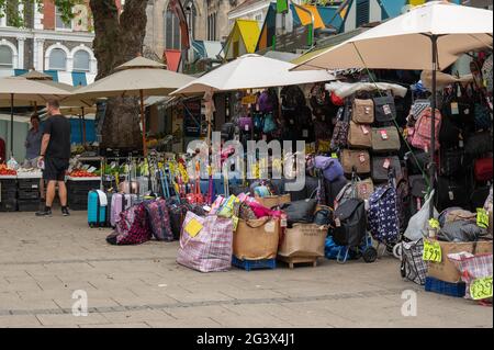 Marktbuden im Stadtzentrum von Norwich, die dort Waren verkaufen Stockfoto