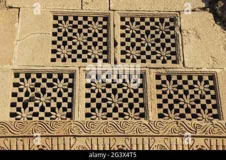 Geschnitzte Fensterscheiben Aus Stein Stockfoto