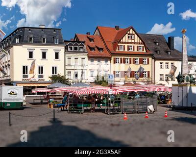 Der Wochenmarkt in Kulmbach vor historischen Fassaden auf dem Marktplatz Stockfoto