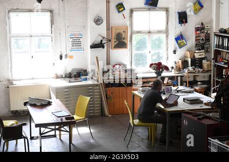 München, Deutschland. Juni 2021. Der Künstler Wolfgang Flatz sitzt in seinem Atelier auf der Praterinsel. Quelle: Felix Hörhager/dpa/Alamy Live News Stockfoto