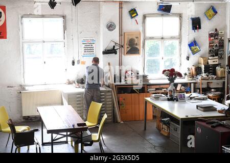 München, Deutschland. Juni 2021. Der Künstler Wolfgang Flatz steht in seinem Atelier auf der Praterinsel. Quelle: Felix Hörhager/dpa/Alamy Live News Stockfoto