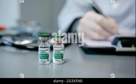 Zwei Fläschchen mit Coronavirus-Impfstoff Stockfoto