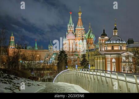 Moskau, Russland - 04. Februar 2020: Festlich dekoriert für Winterferien Zaryadye Park. Panorama von Moskau. Russland weihnachten Stockfoto